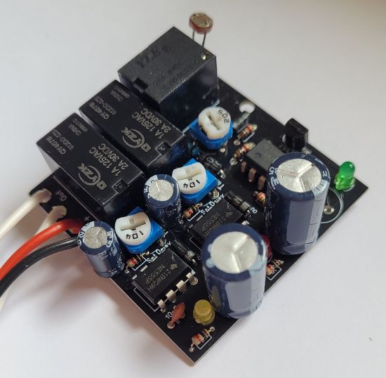 Picture of  Full Atomatic Chicken Coop Reverse Polarity Door Gate Opener 12V 2A LIGHT SENSOR for Sunset and Sundown